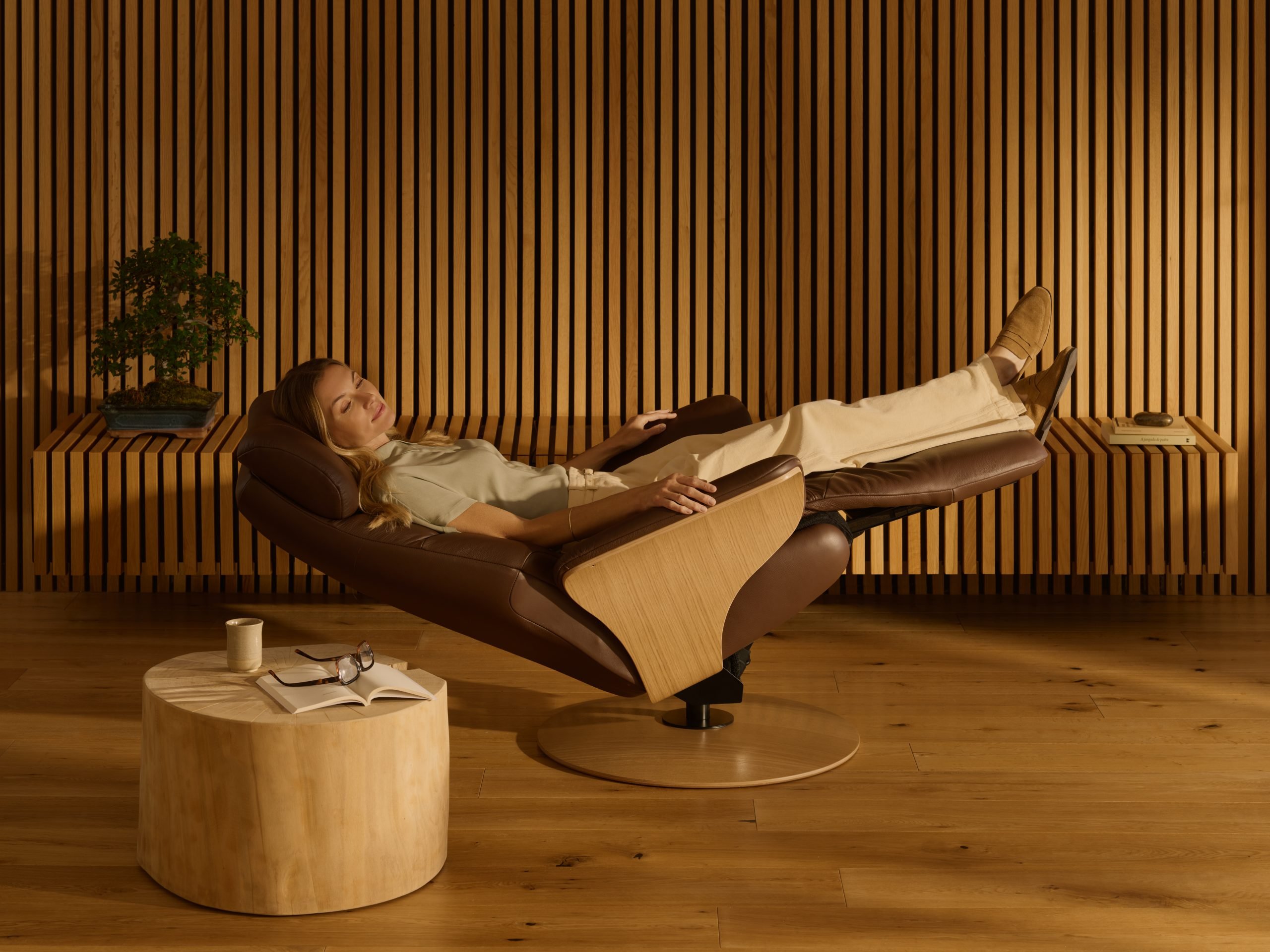 Stressless Adam Disc Velaro Chocolate Natural Oak 03 Scaled