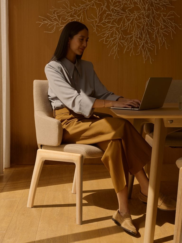 Stressless Laurel L LB Arms D100 Calido Light Beige Oak 01 768x1024